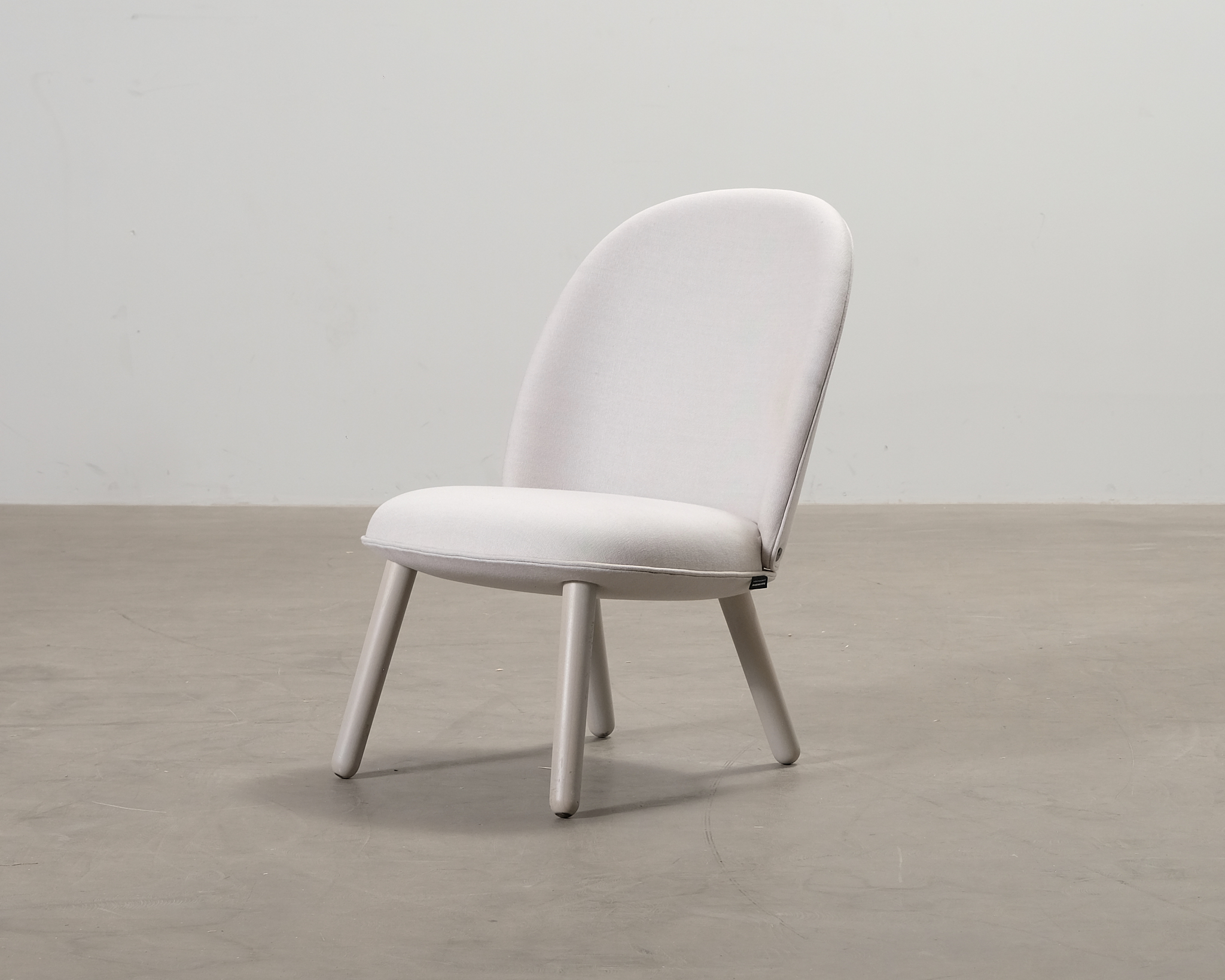 Normann Copenhagen Ace nojatuoli vaaleanharmaa